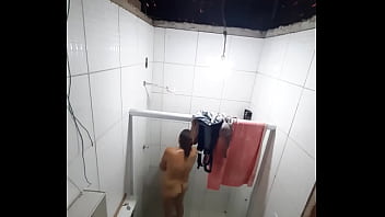 Empregada casada tomando banho peladinha (filmei escondido, descobriu que estava sendo filmada no final) assista