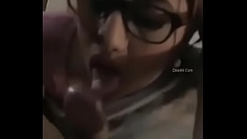 Hot desi girl gives a blowjob in saree