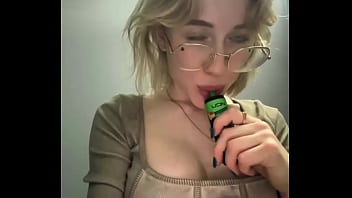 Mi amiga rusa culona me enseñ_a como se mete el dildo por el ano y se limpia el culo por videollamada