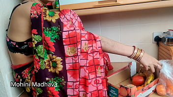 भारतीय देसी फल विक्रेता महिला ने सौदेबाजी के लिए ग्राहक के साथ ज़बरदस्त चुदाई हिंदी ऑडियो